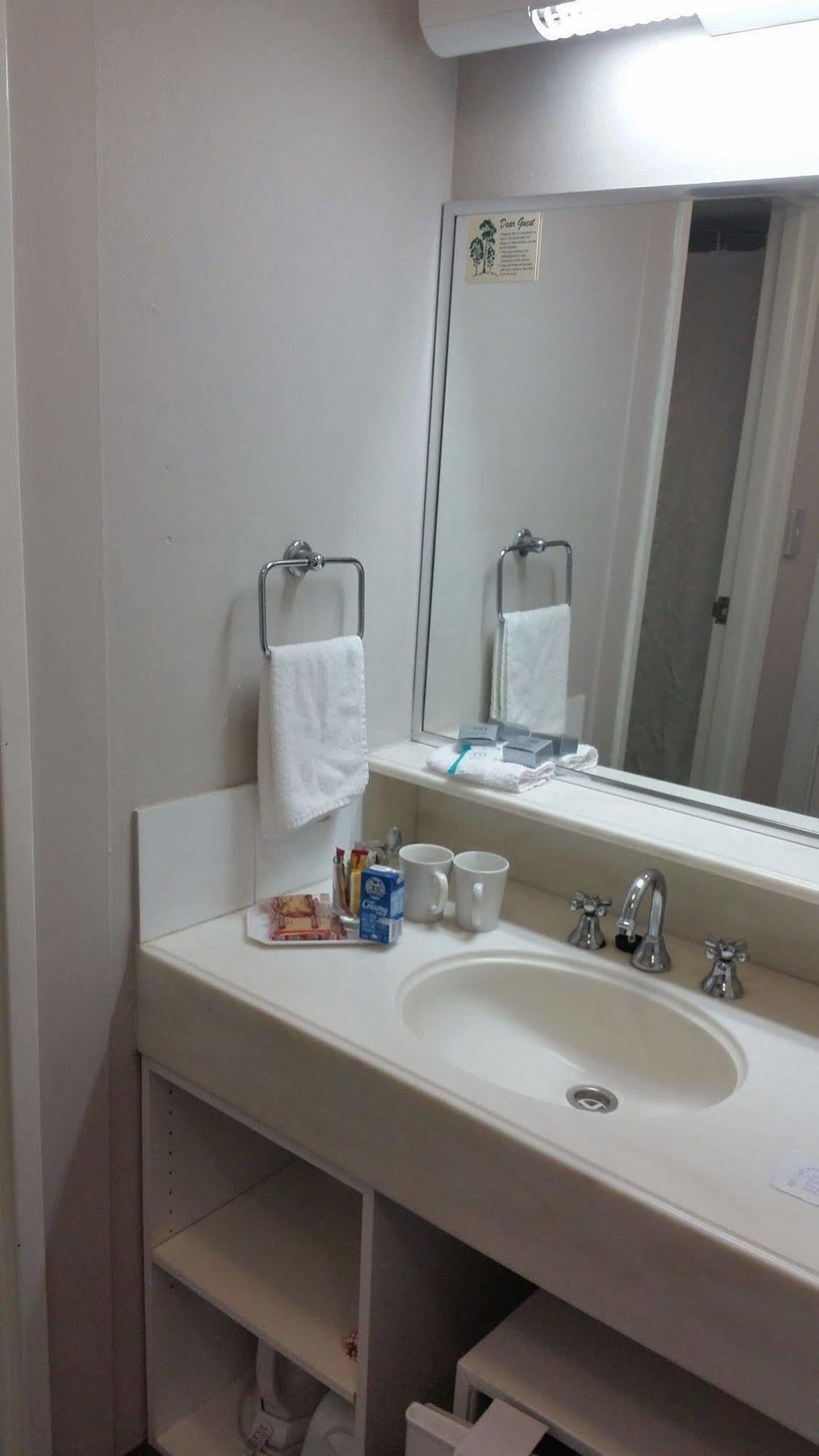 بيتش كومبر هوتل توكلي المظهر الخارجي الصورة A typical bathroom in a hotel room